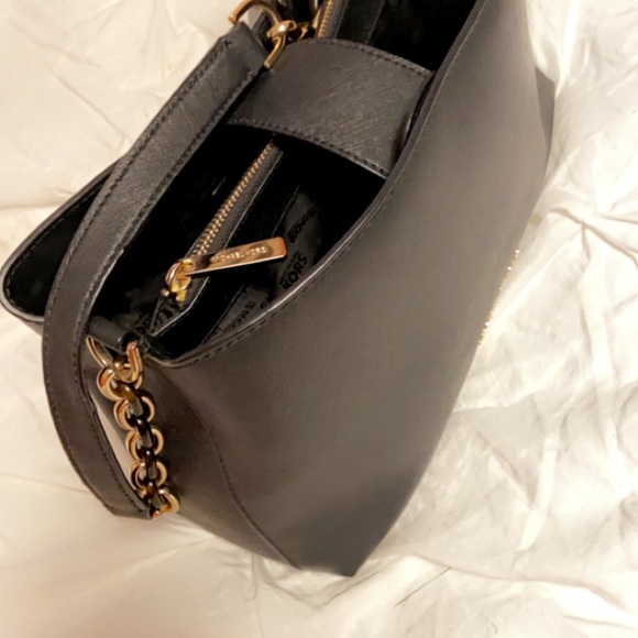 Michael Kors black handbag w/gold finish. Has a long attachable shoulder strap. - Picture 6 of 7